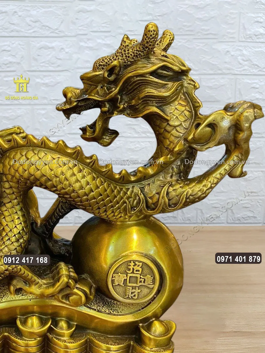 mặt ph&iacute;a sau chạm khắc chữ Chi&ecirc;u T&agrave;i - Tiến Bảo